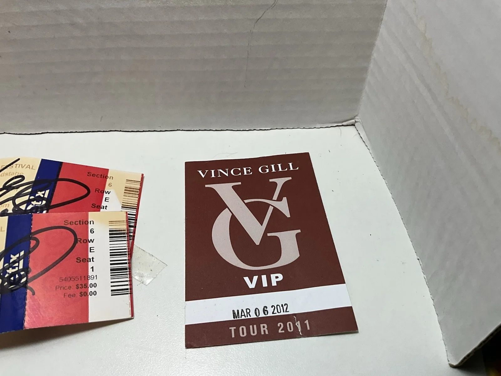 2 Autographed VINCE GILL Tickets & VIP - FL Strawberry Festival March 6, 2012, изображение 3