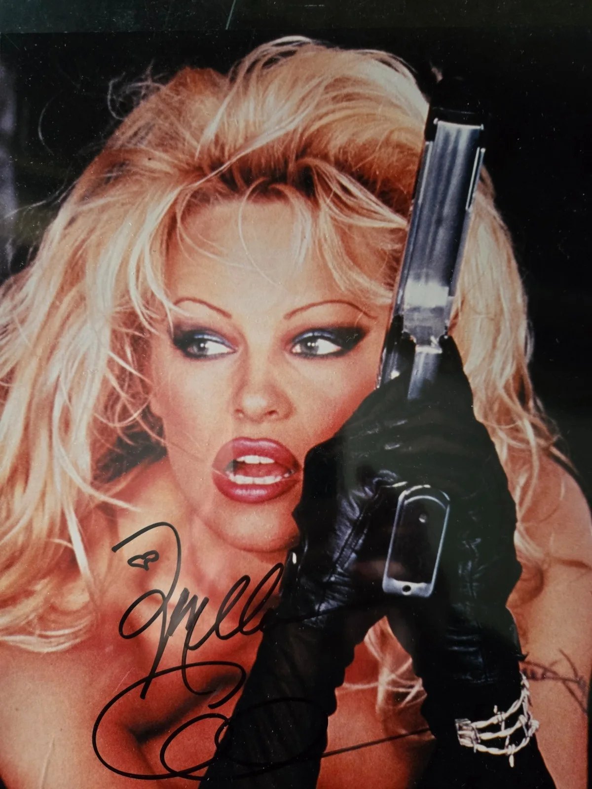 Pamela Anderson — Vintage (1996) BARB WIRE Pamela Anderson signed 8x10