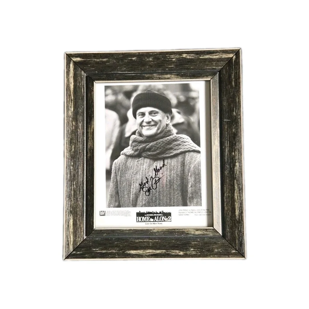 Joe Pesci — JOE PESCI Signed 8x10 B&W Publicity Still Glossy Photo 1992 - Home Alone 2 -