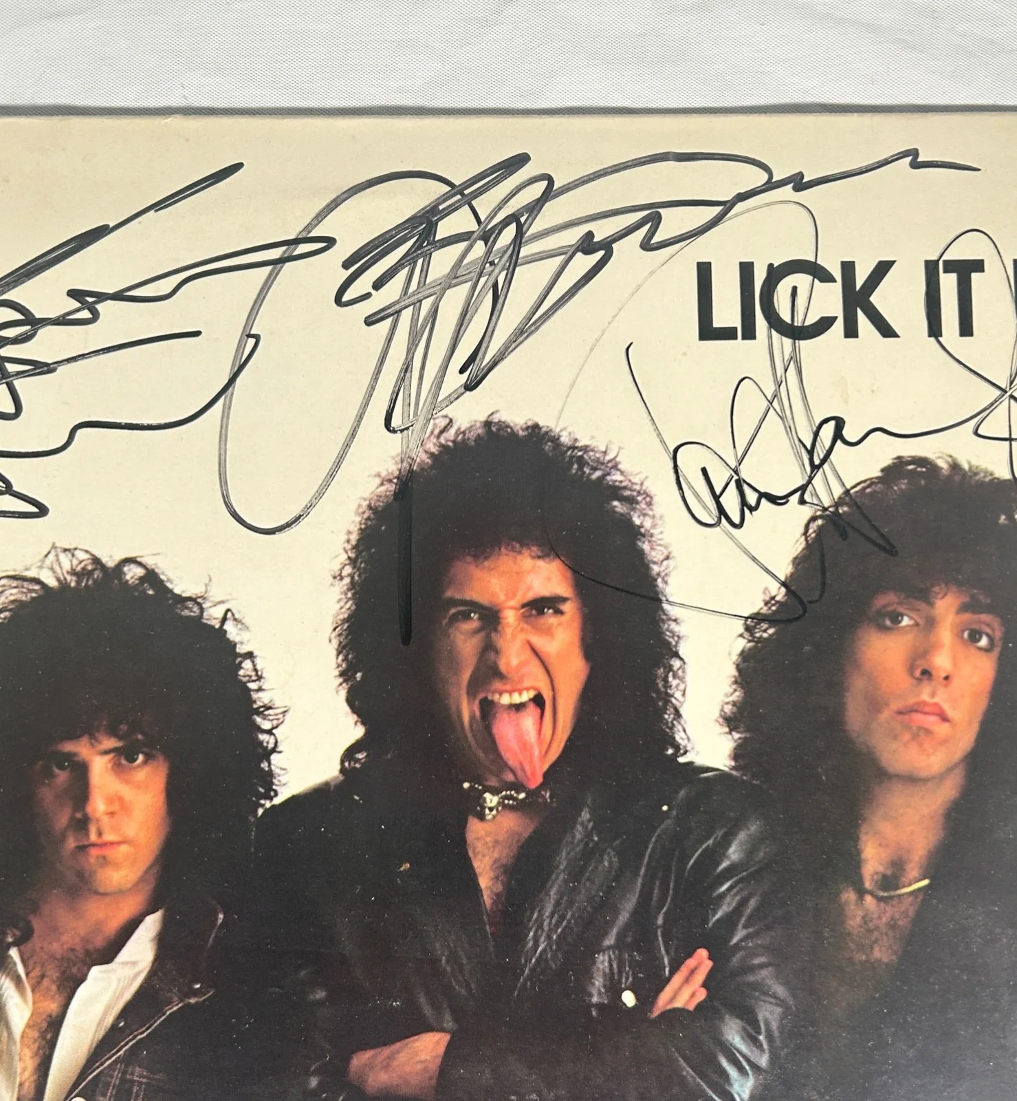 Rare 1983 Kiss "Lick It Up" Members Signed Vinyl Album, Promo For Loan Cover, изображение 4