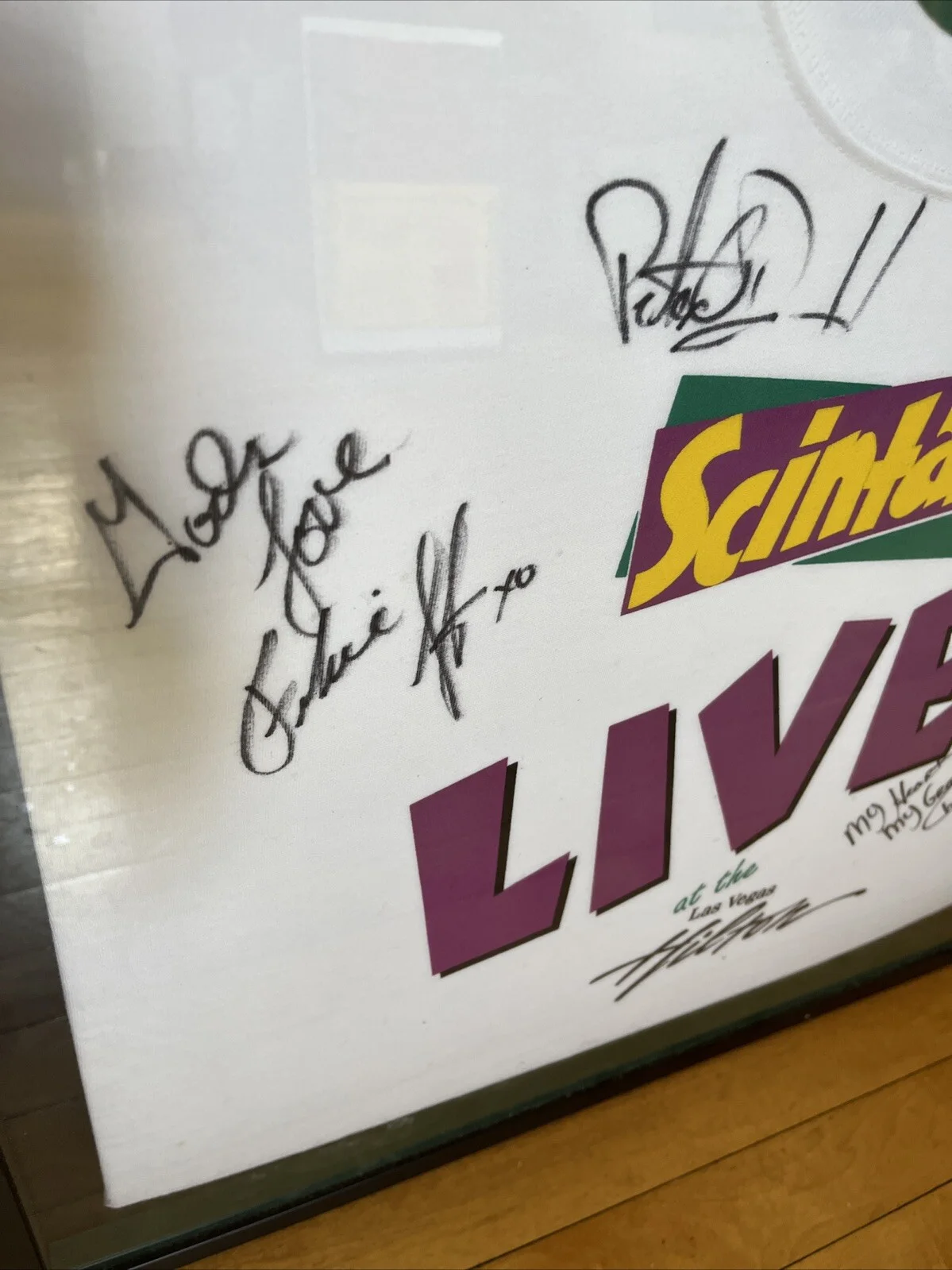 Vintage Scintas Live Las Vegas Hilton Framed Shirt w Stubs 2000 Autographed, изображение 2
