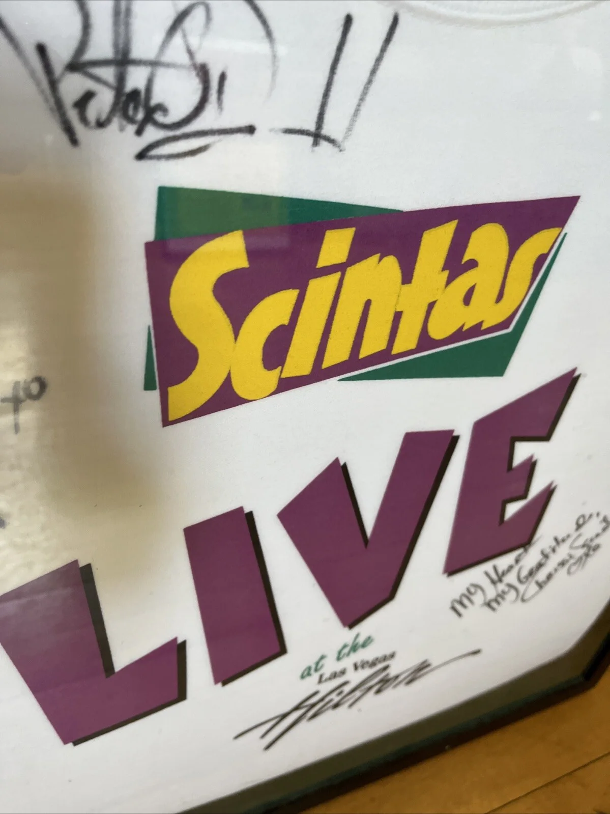 Vintage Scintas Live Las Vegas Hilton Framed Shirt w Stubs 2000 Autographed, изображение 3