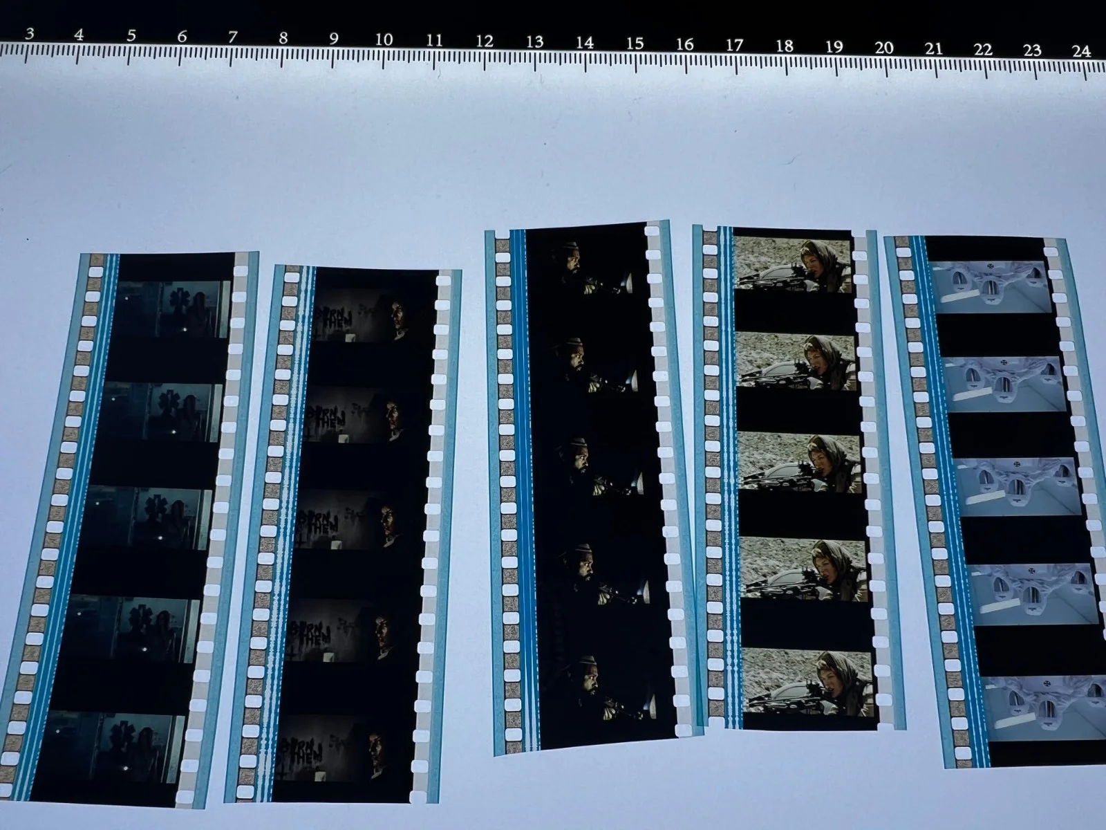 Resident Evil Extinction 35mm Film Cells Strips - 5 Strips of 5 Cells FREE P&P, изображение 3