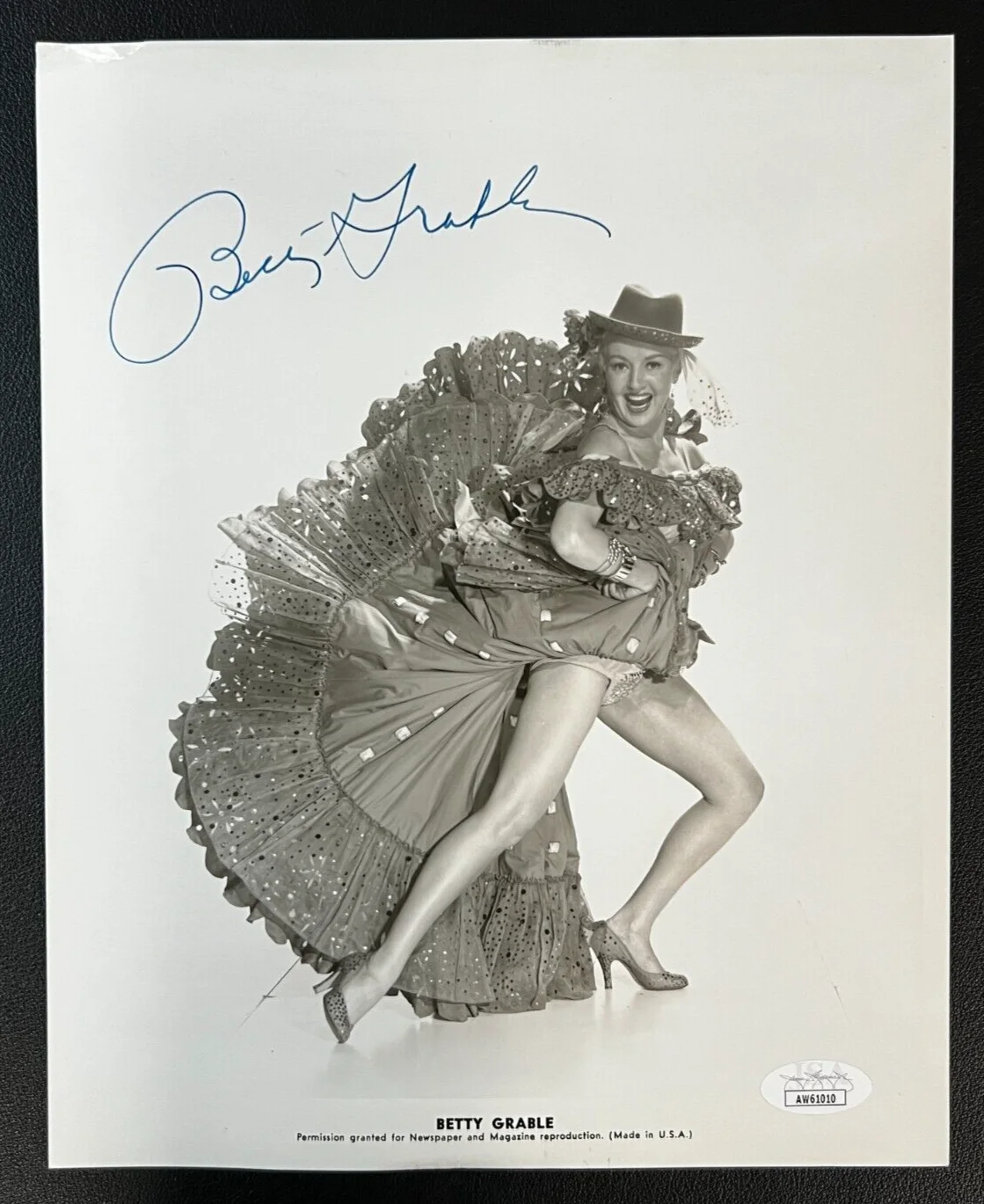 Betty Grable — Betty Grable Signed 8x10 B&W Photo JSA w/COA Golden Age Actress/Pin-Up (d.1973)!, изображение 2