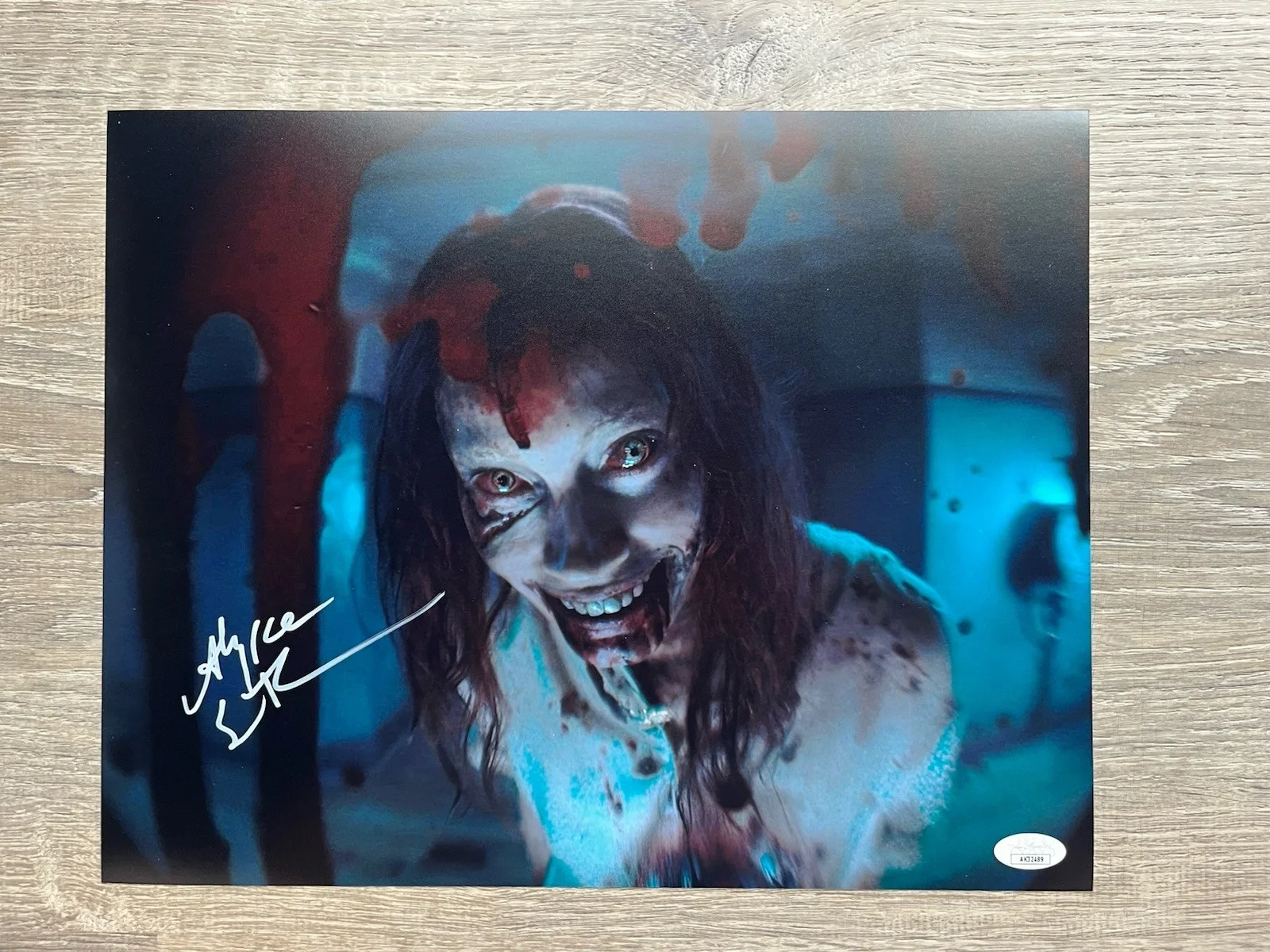 Alyssa Sutherland — Alyssa Sutherland Signed Evil Dead Rise 11x14 Photo JSA COA Ellie Horror Auto, изображение 2