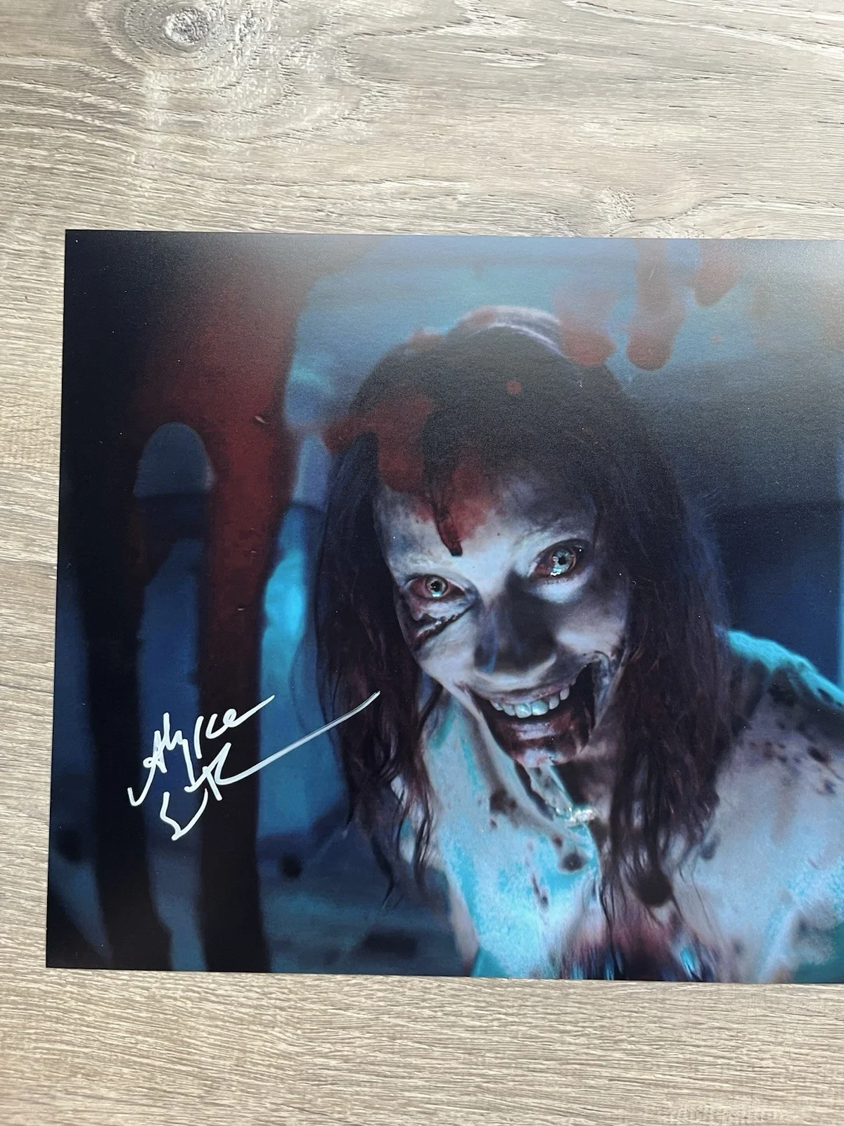 Alyssa Sutherland — Alyssa Sutherland Signed Evil Dead Rise 11x14 Photo JSA COA Ellie Horror Auto, изображение 3