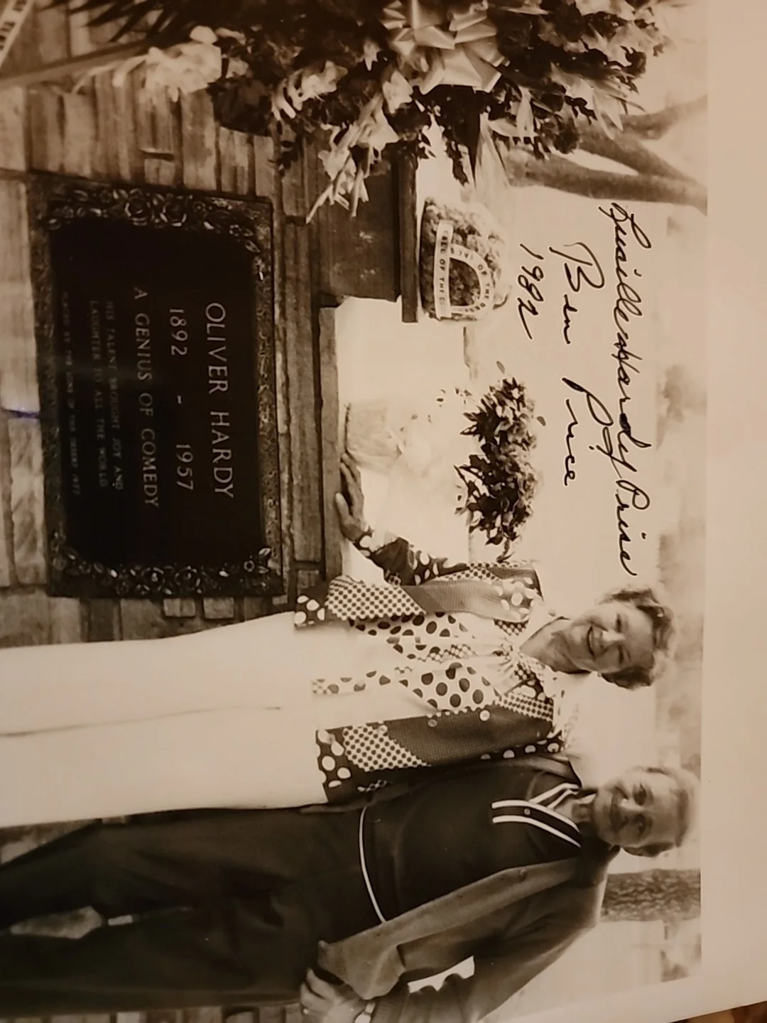 lucille hardy — LUCILLE HARDY & HUSBAND SIGNED 8X10 PHOTO POSED AT OLIVER HARDY GRAVE SITE RARE, изображение 2