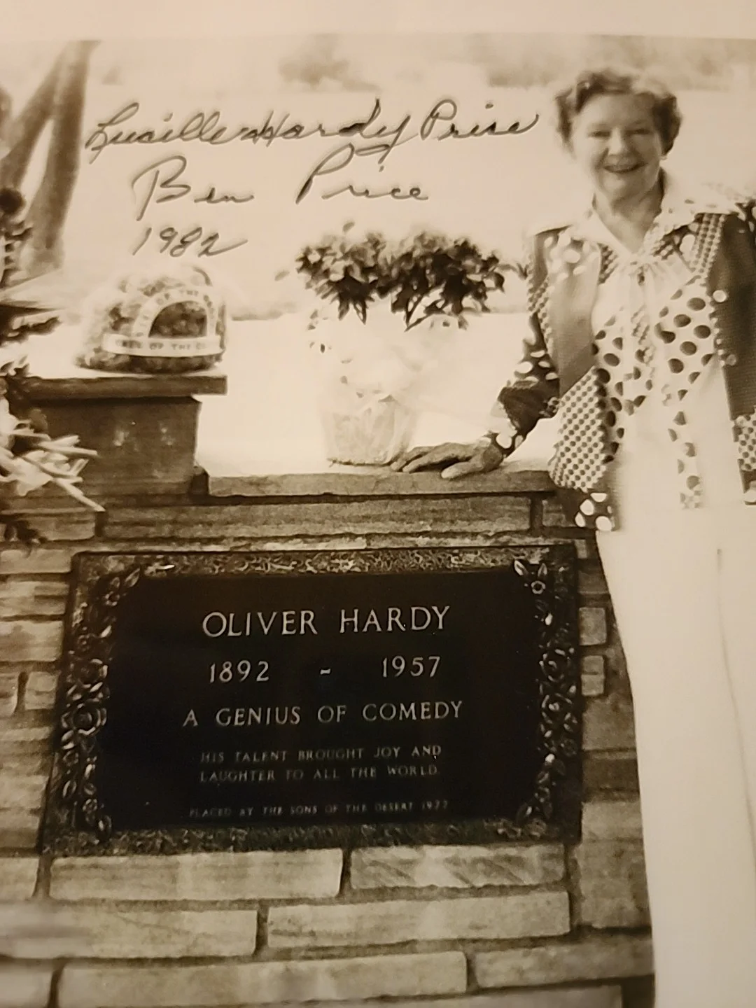 lucille hardy — LUCILLE HARDY & HUSBAND SIGNED 8X10 PHOTO POSED AT OLIVER HARDY GRAVE SITE RARE, изображение 3
