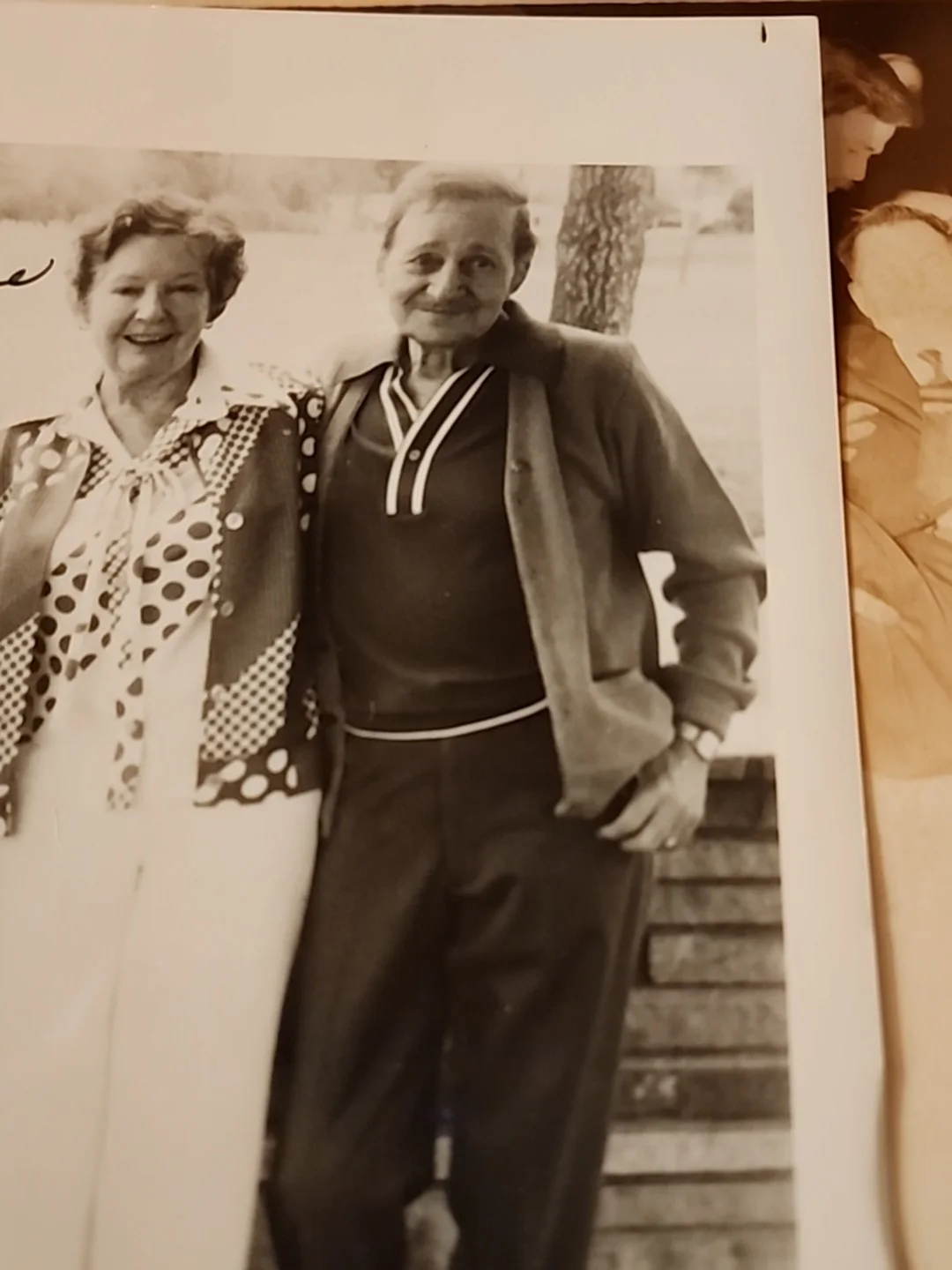 lucille hardy — LUCILLE HARDY & HUSBAND SIGNED 8X10 PHOTO POSED AT OLIVER HARDY GRAVE SITE RARE, изображение 5