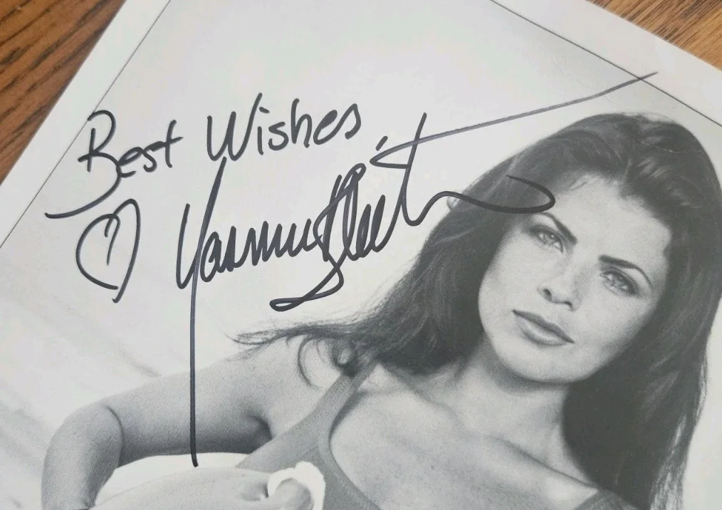 Yasmine Bleeth — Yasmine Bleeth gorgeous signed vintage 8"x10" photo, "Baywatch" promo pic, изображение 2