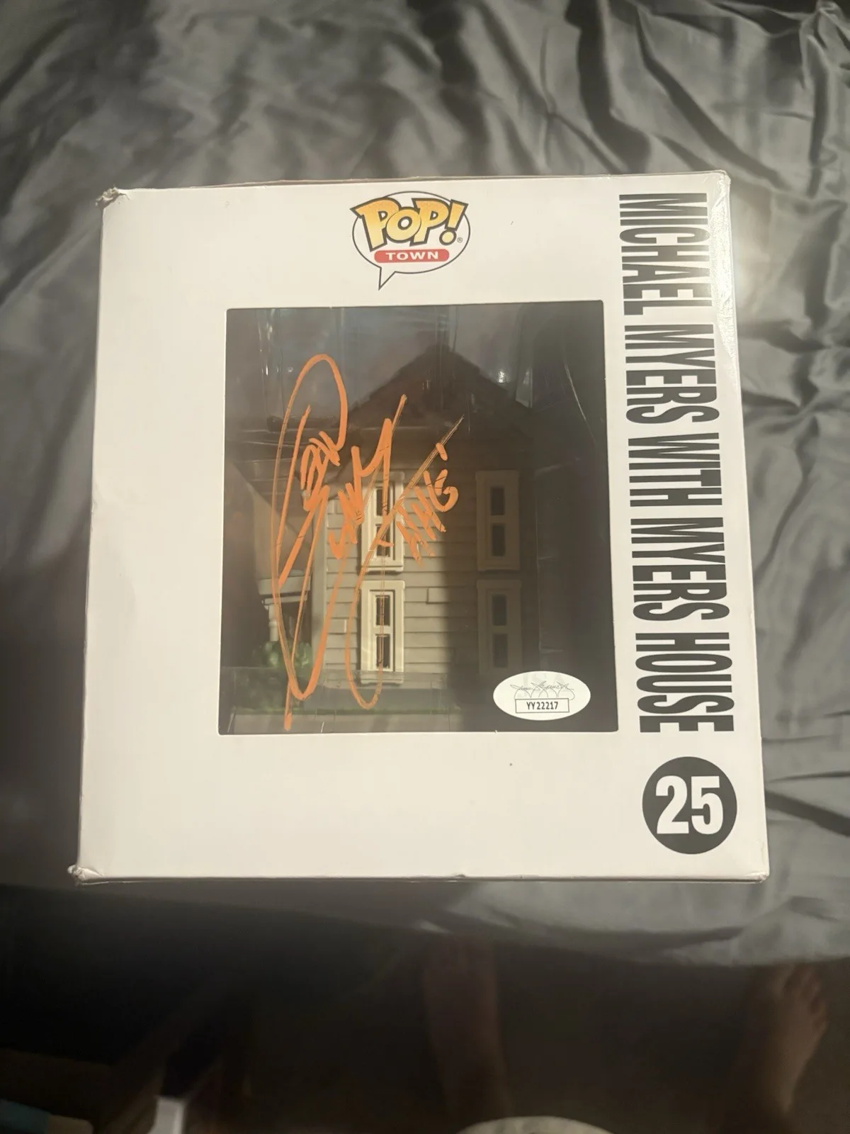 multiple cast look at pictures for JSA, who signed — Halloween Michael Myers House 7 main cast signed JSA Auth, изображение 4
