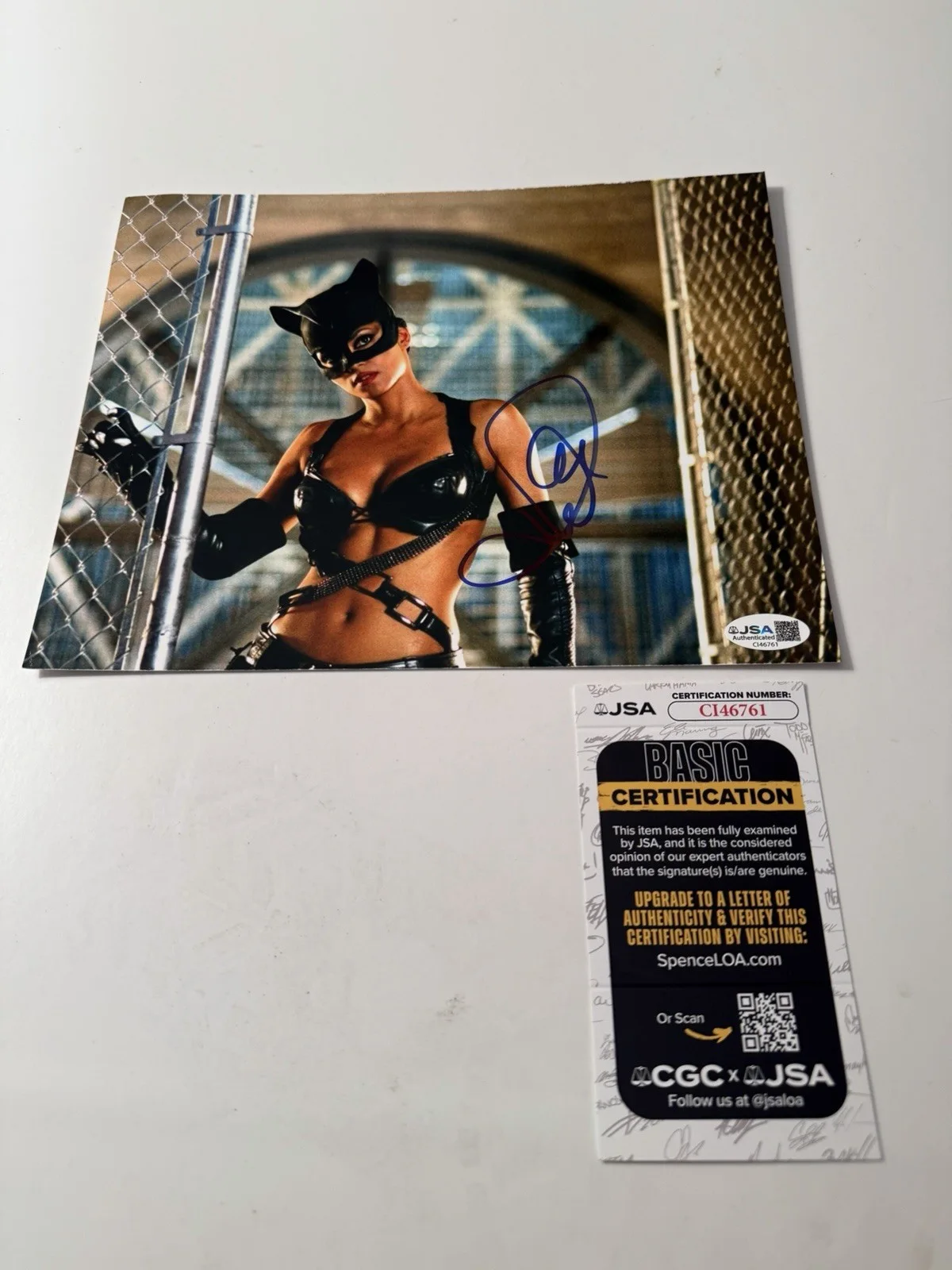 Halle Berry — Halle Berry Signed Autographed 8x10 Photo Catwoman Sexy JSA COA DC COMICS