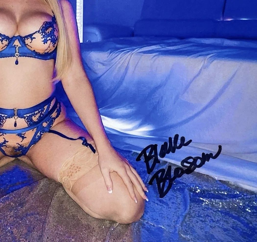 Blake Blossom — Blake Blossom hand signed 8x10 photo Adult star, изображение 2