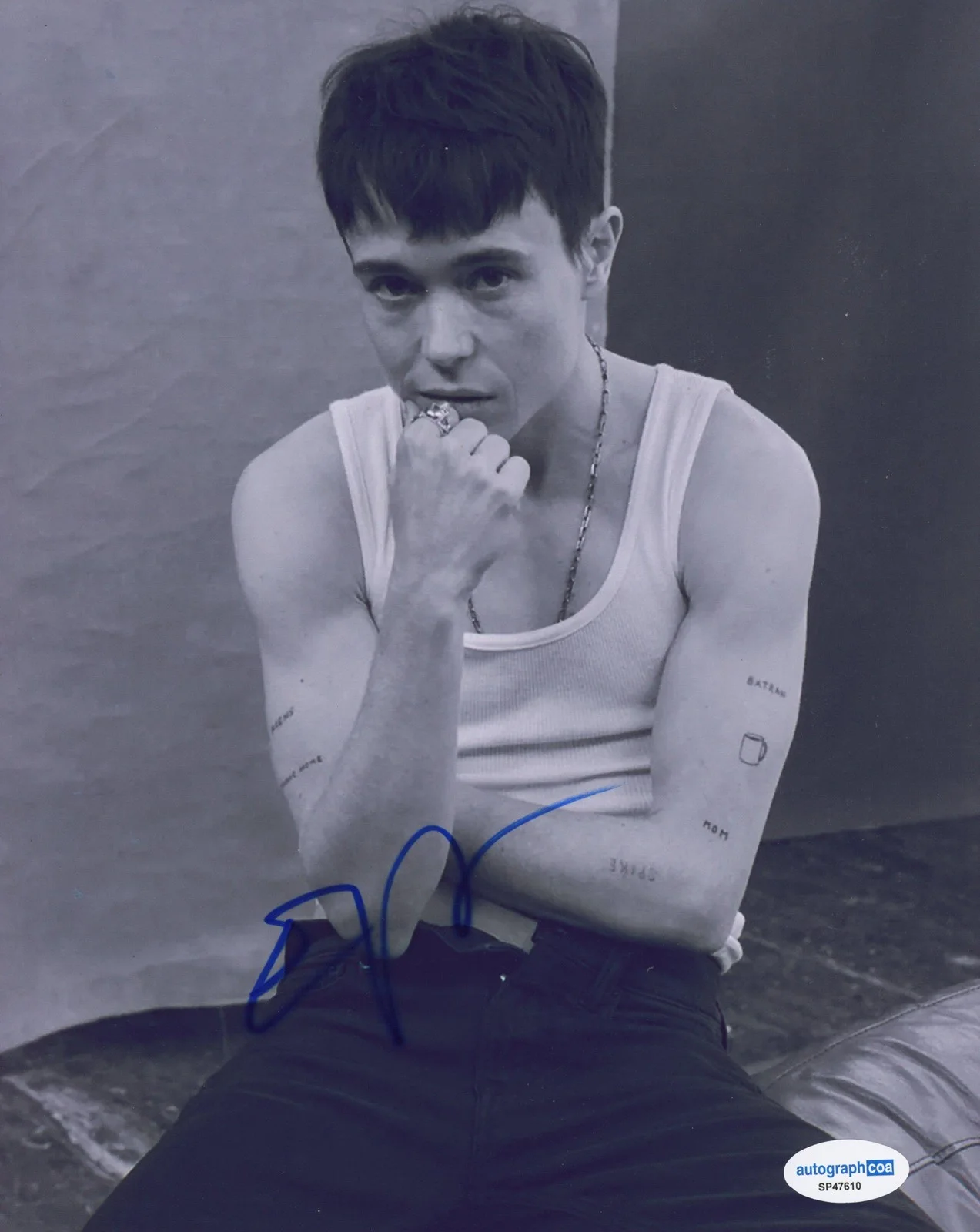 Elliot Page — Elliot Page "The Umbrella Academy" AUTOGRAPH Signed 8x10 Photo C ACOA
