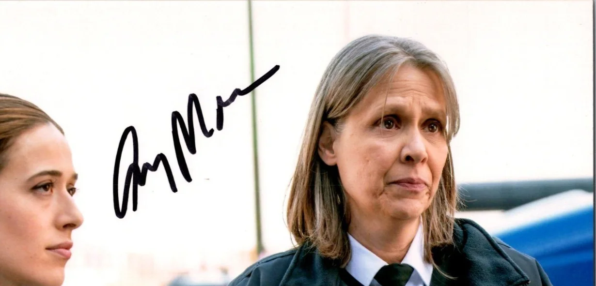 Amy Morton — AMY MORTON "SGT JUDY PLATT" CHICAGO PD/Fire HAND SIGNED 8X10 BAS COA BT98005, изображение 2