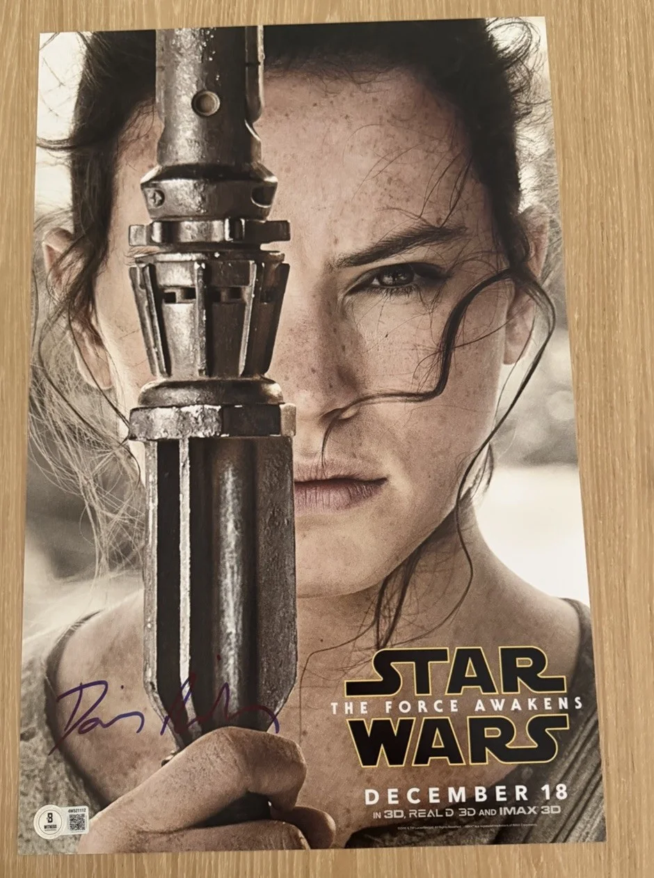 Daisy Ridley — DAISY RIDLEY SIGNED STAR WARS “REY” THE FORCE AWAKENS 11X17 PHOTO BECKETT BAS