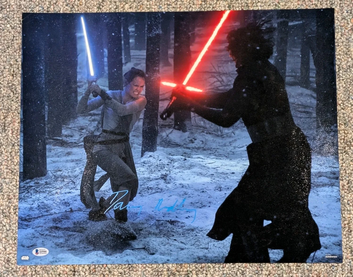 Daisy Ridley — Star Wars Daisy Ridley Rey v Kylo Signed Auto TFA 16X20 Topps Photo BAS Beckett