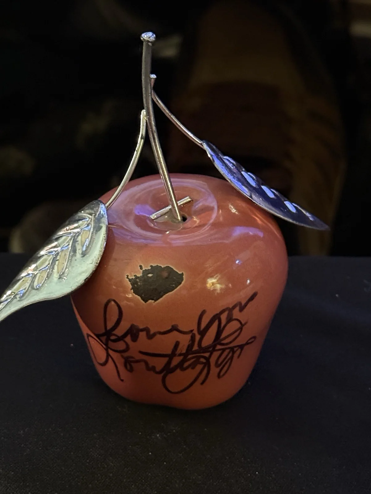 Loretta Lynn Autographed Porcelain Apple With Silver Metal Leaves., изображение 2