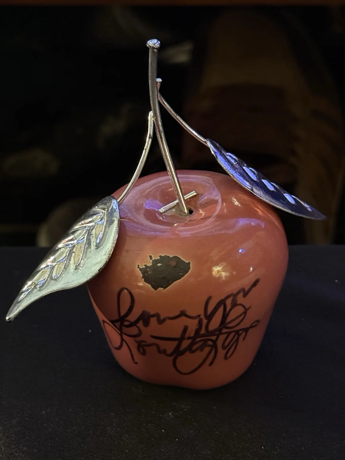 Loretta Lynn Autographed Porcelain Apple With Silver Metal Leaves., изображение 3