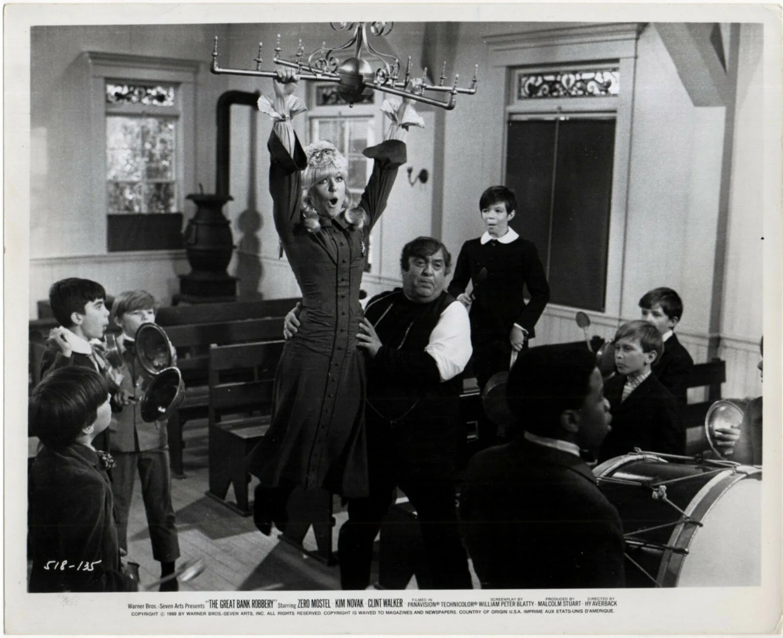 GREAT BANK ROBBERY 1969 Kim Novak, Zero Mostel 2 10x8 STILLS, изображение 2
