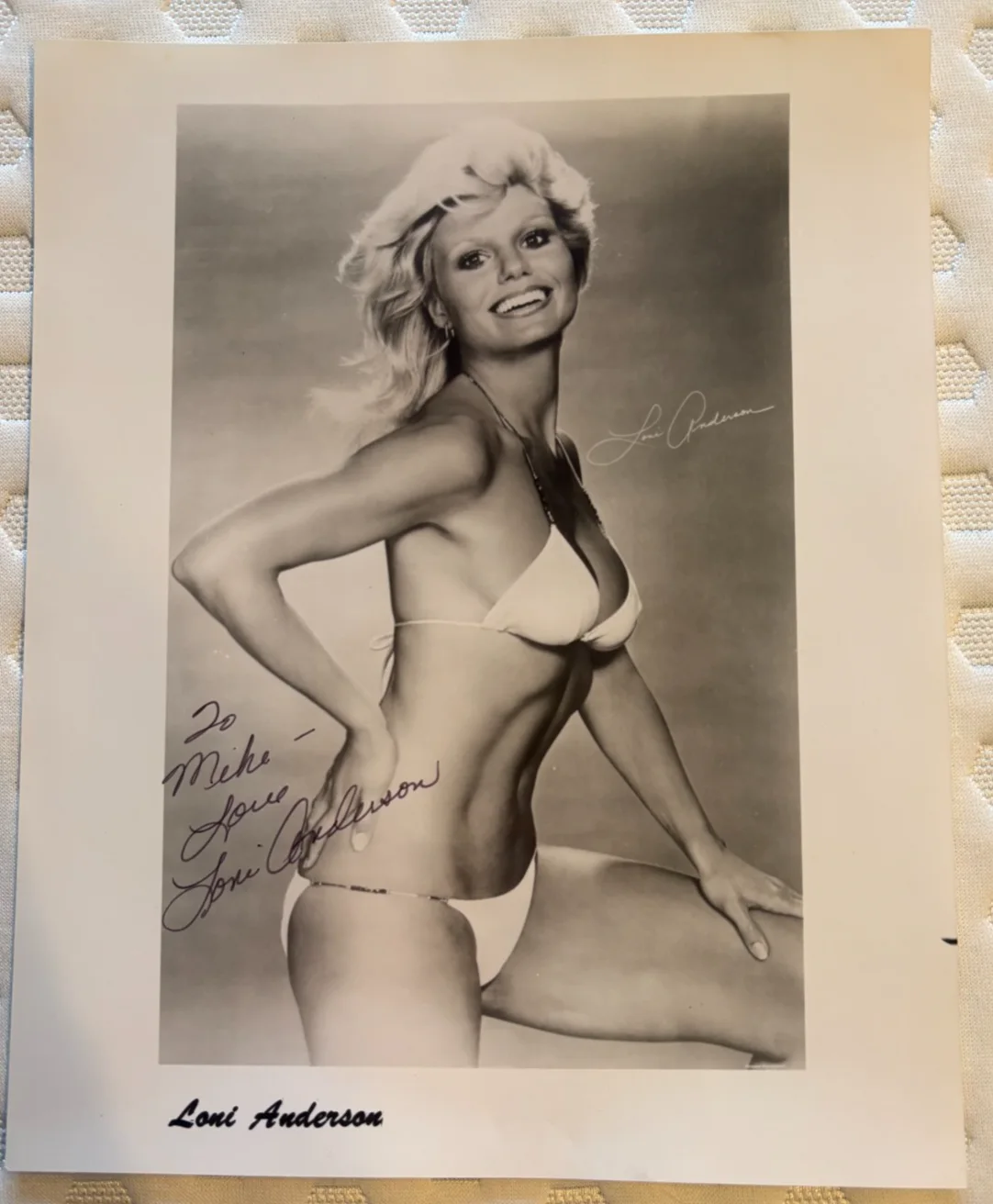 Loni Anderson — YOUNG Loni Anderson hand-signed autographed 8 x 10 B&W Bikini photo and envelope
