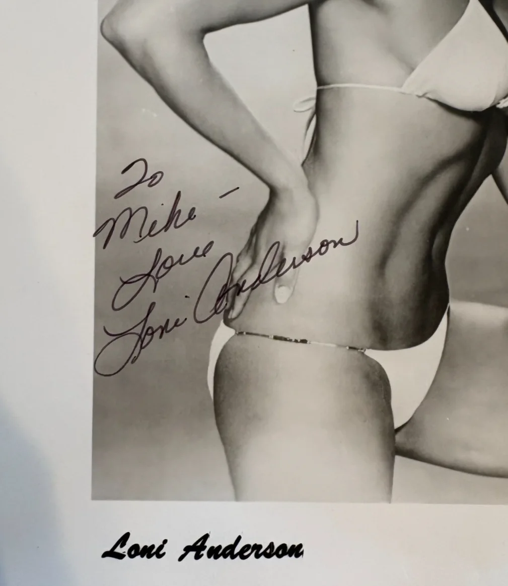 Loni Anderson — YOUNG Loni Anderson hand-signed autographed 8 x 10 B&W Bikini photo and envelope, изображение 2