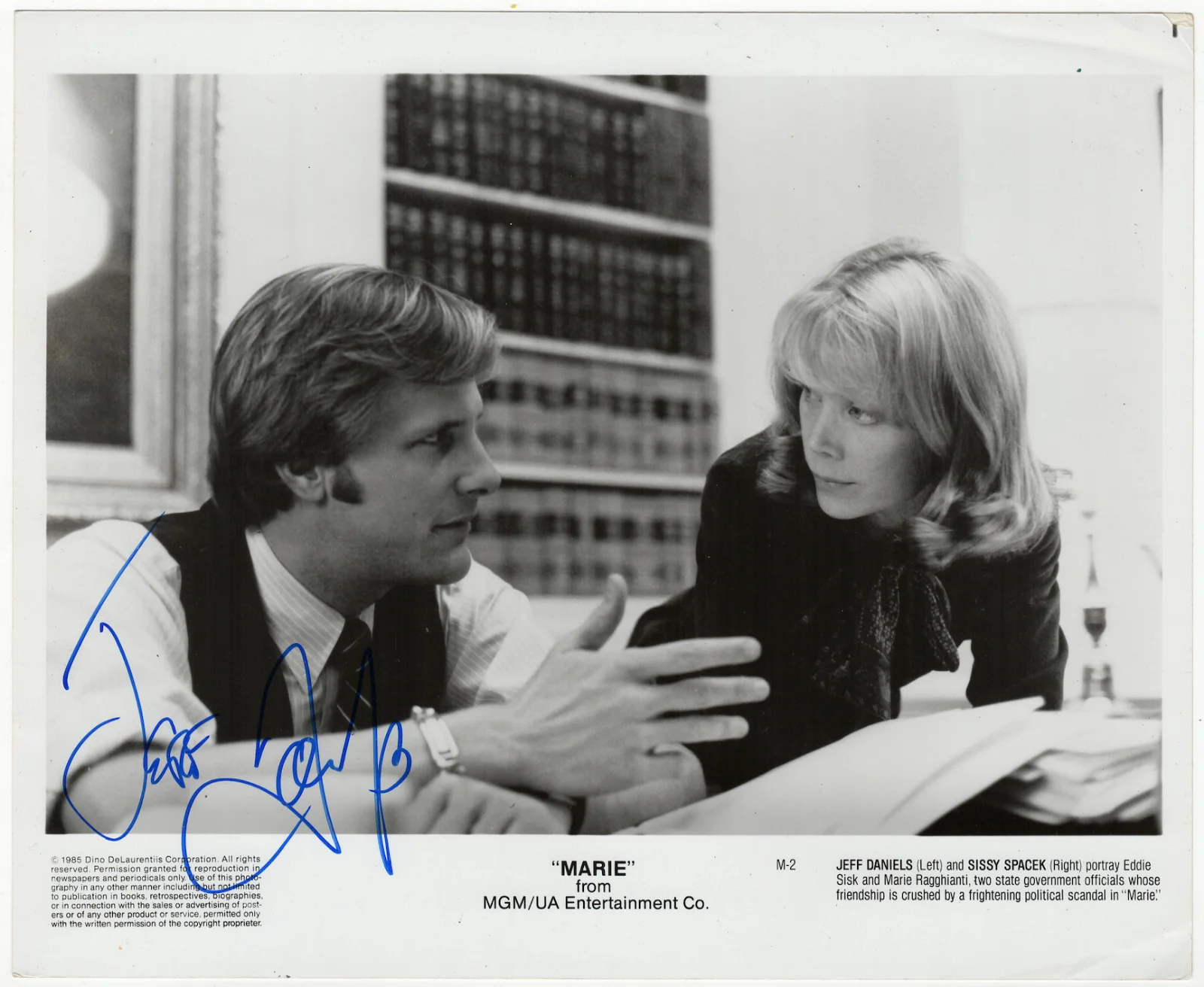 Jeff Daniels — Jeff Daniels Dumb & Dumber Autographed Signed 8x10 Photo AMCo COA 1111