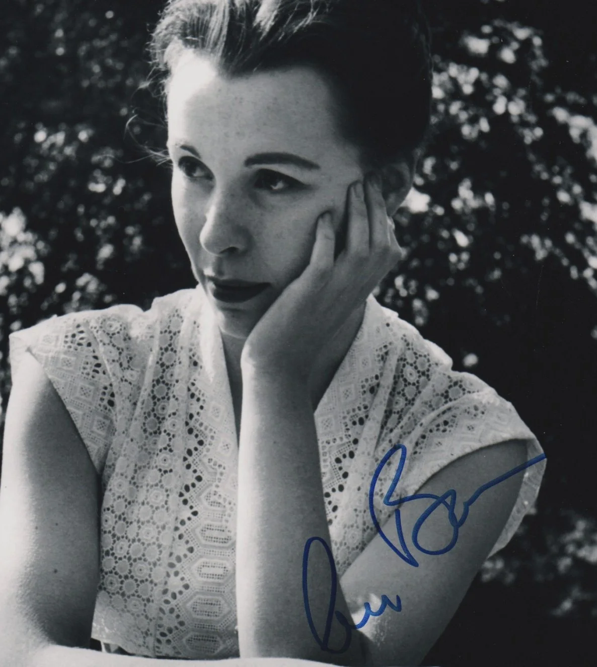 CLAIRE BLOOM hand-signed BEAUTIFUL YOUNG OUTDOOR 8x10 b/w closeup w/ UACC RD COA, image 2