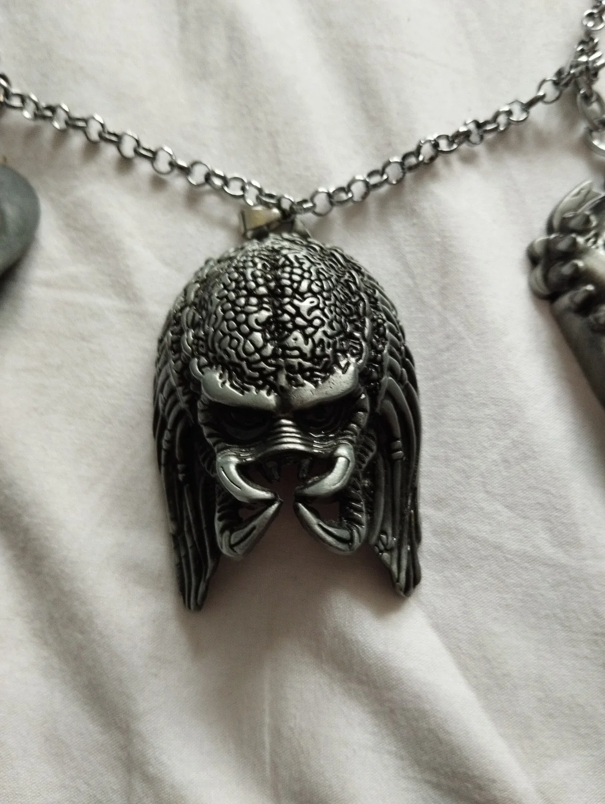 AVP Predator Helmet Necklace Pendant Stainless Steel with Chain Gift Idea, изображение 3