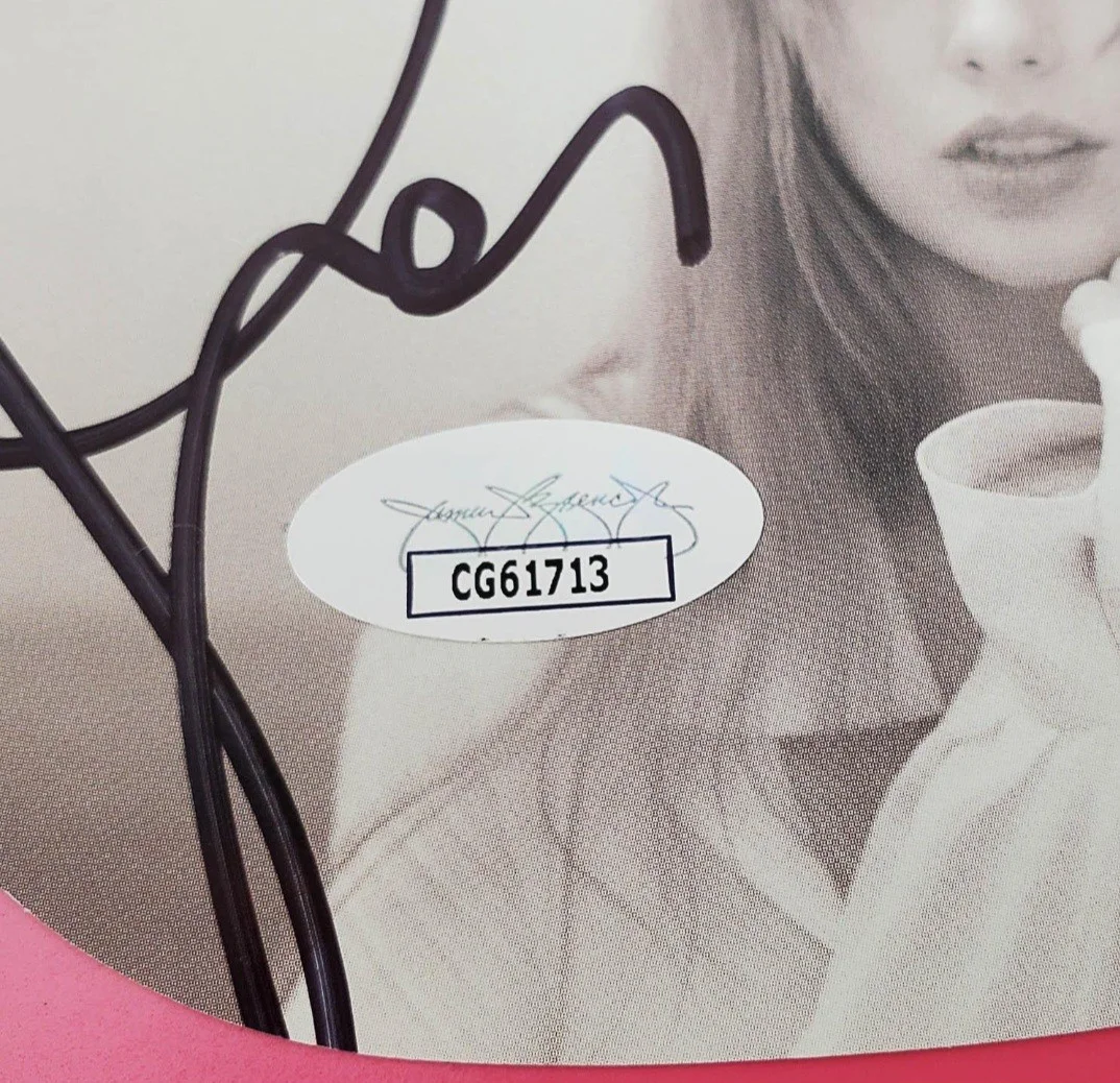 Taylor Swift Signed Guitar (JSA), изображение 3