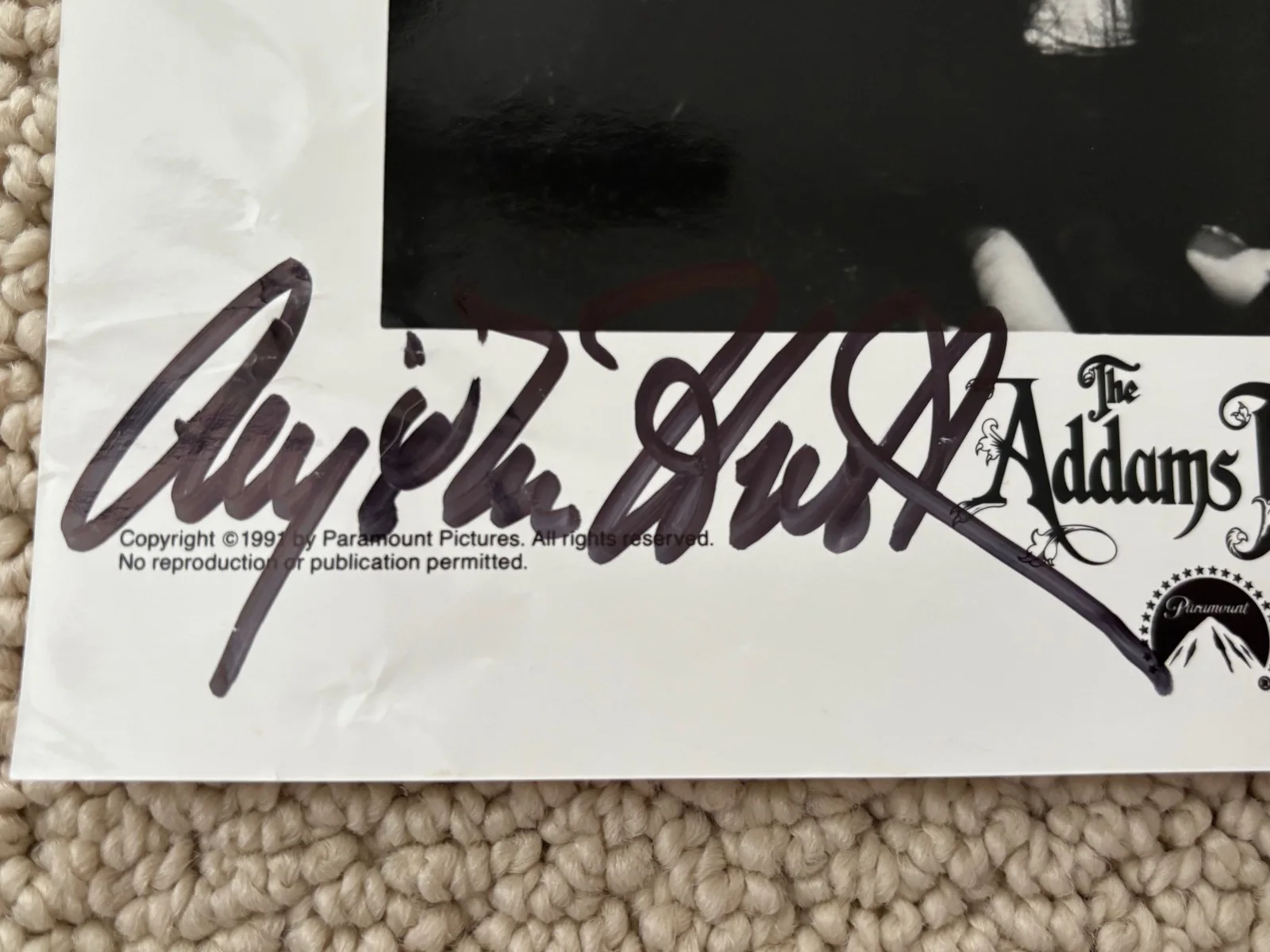 Anjelica Huston — Anjelica Huston – Signed (8” x 10”) Autographed B/W photo, изображение 2