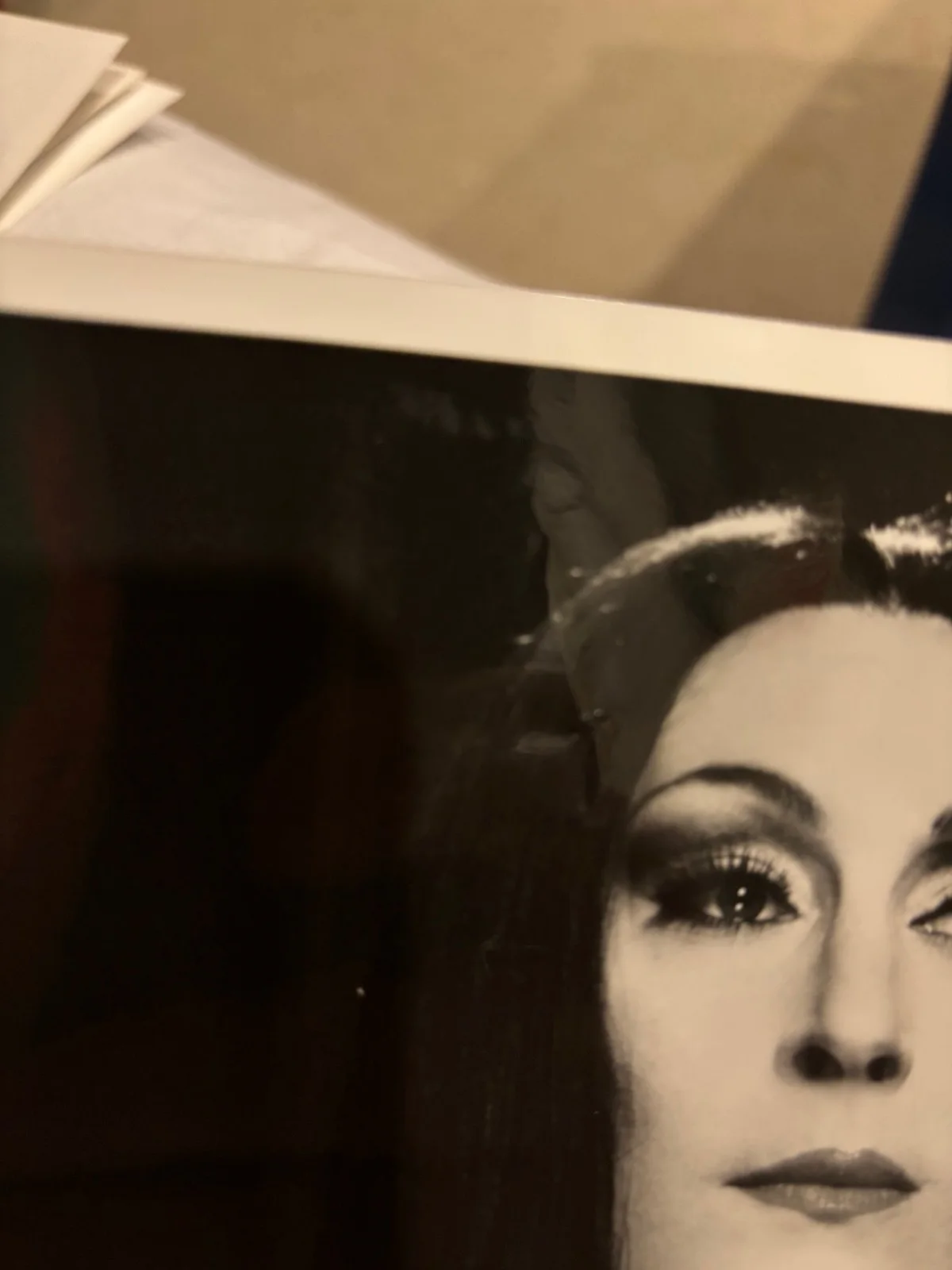 Anjelica Huston — Anjelica Huston – Signed (8” x 10”) Autographed B/W photo, изображение 3