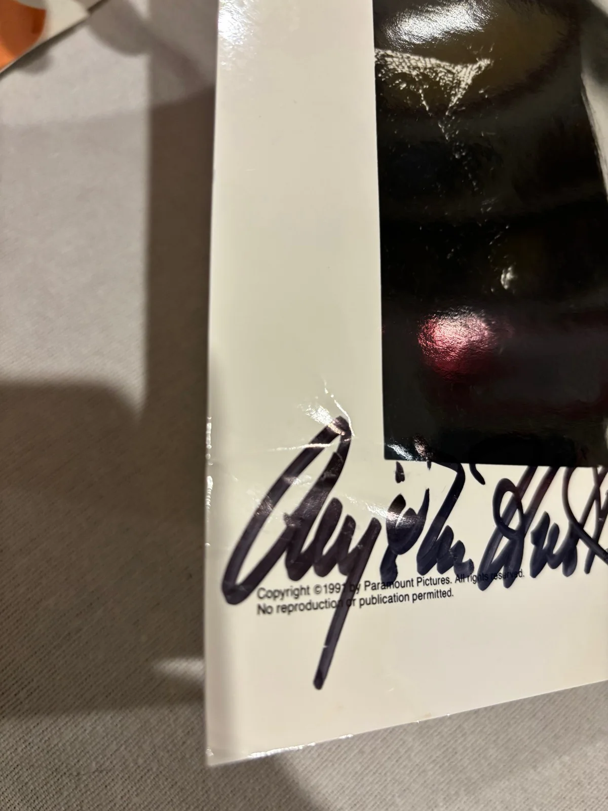 Anjelica Huston — Anjelica Huston – Signed (8” x 10”) Autographed B/W photo, изображение 4