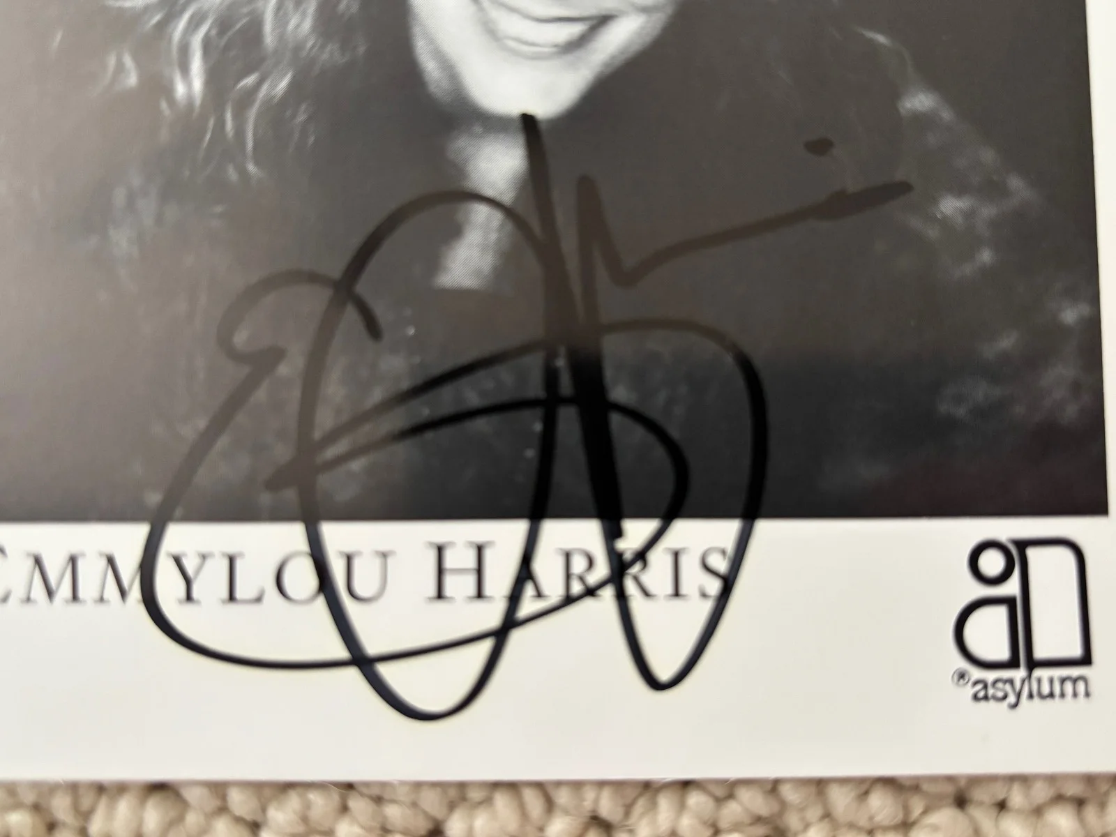 Emmylou Harris – Signed (7” x 5”) Autographed Black & White Photo, изображение 2