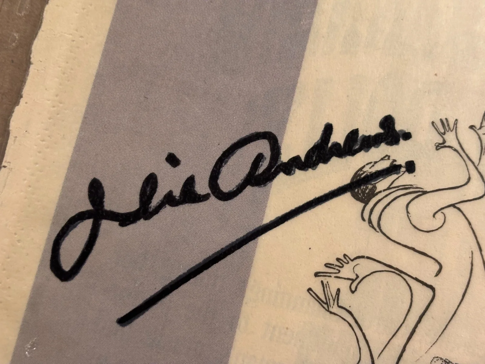 Julie Andrews Rare Autographed 90s NY Times Page Victor/Victoria 1995, изображение 4