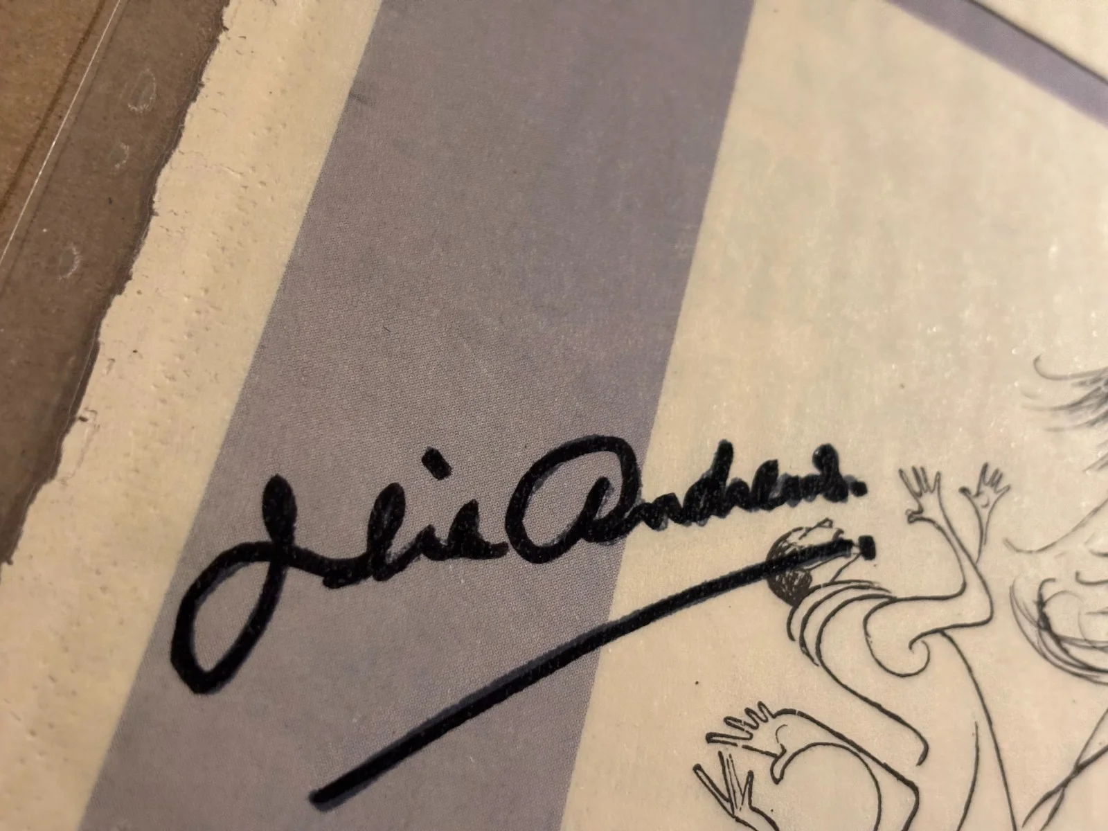 Julie Andrews Rare Autographed 90s NY Times Page Victor/Victoria 1995, изображение 5