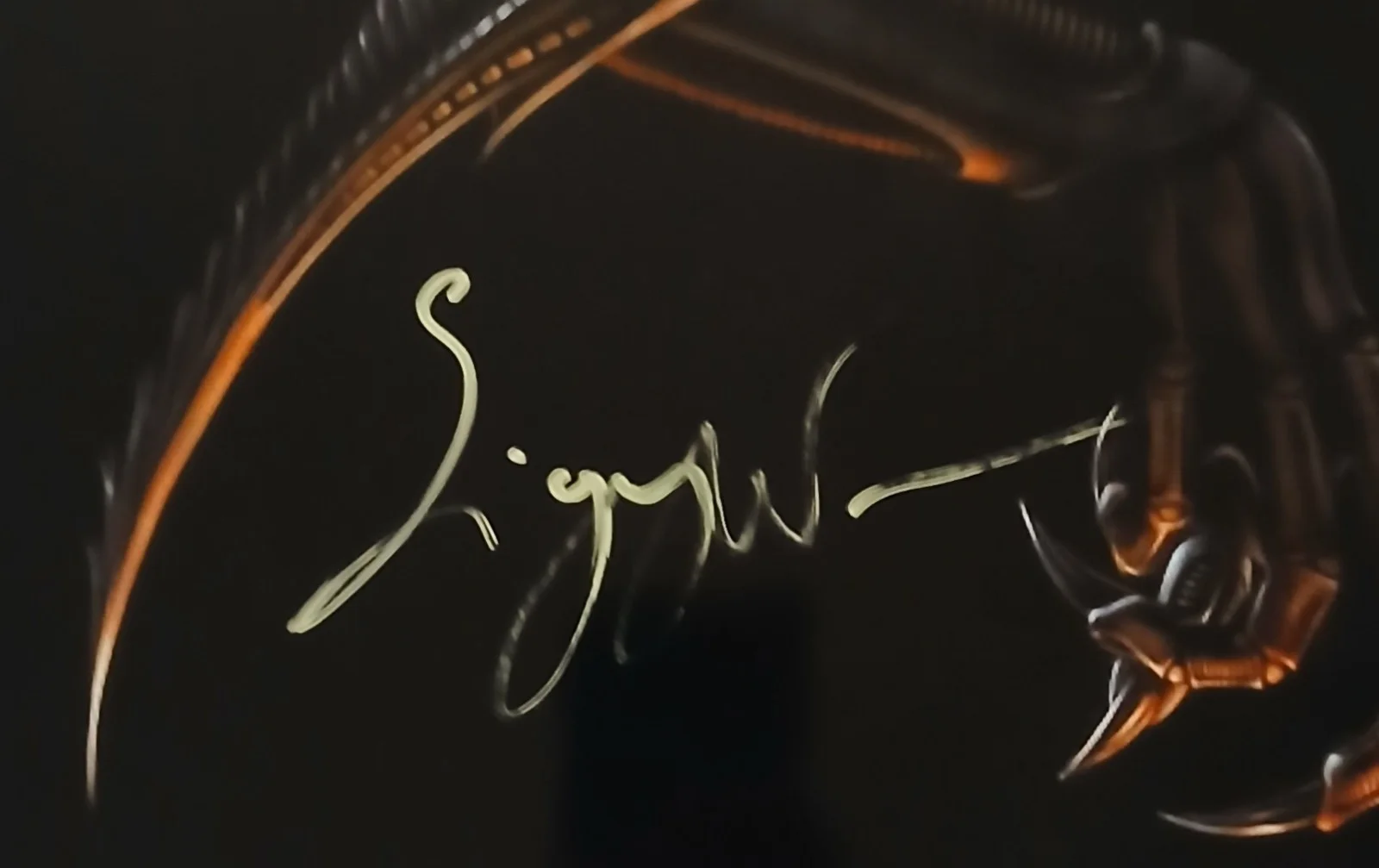 Sigourney Weaver — Sigourney Weaver Autographed 13x19 Alien (1979) Mini Movie Poster, изображение 2