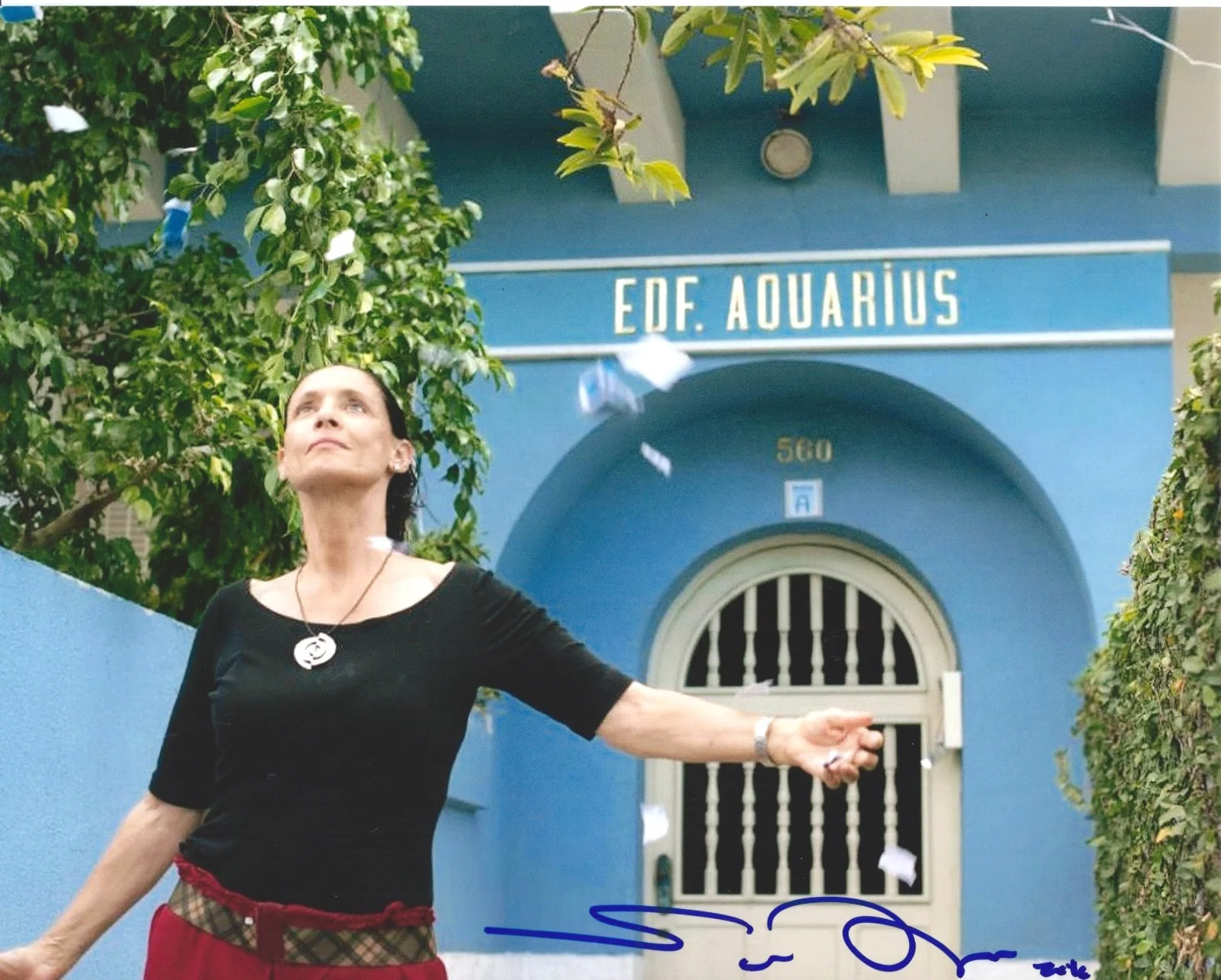 Sonia Braga — Sonia Braga signed Aquarius 8x10 photo - In Person Photo Proof - Kiss of Spider