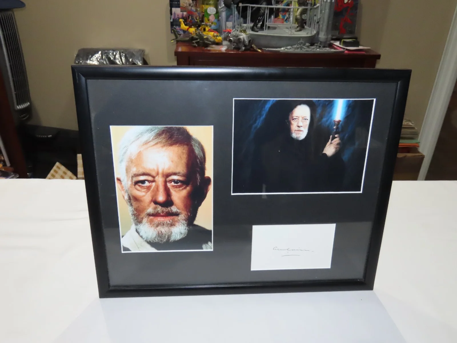 ALEC GUINNESS — ALEC GUINNESS STAR WARS OBI-WAN SIGNED FRAMED DISPLAY CELEBRITY PAPER COA, image 3