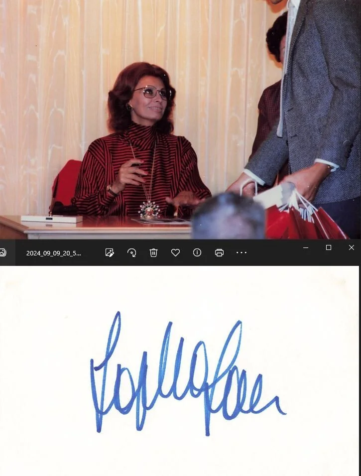 Sophia Loren — Sophia Loren 1980s Candid Photos & Hand Signed Autograph Card Event *Am9c