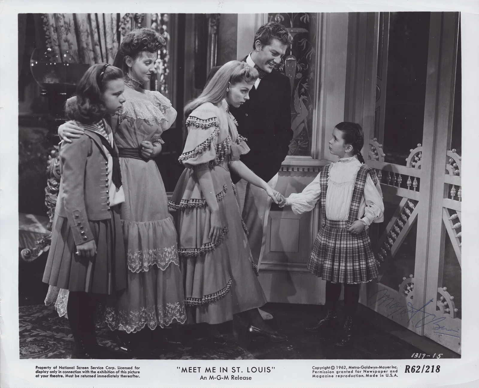 Margaret O'brien — MARGARET O'BRIEN - AUTOGRAPHED SIGNED PHOTOGRAPH