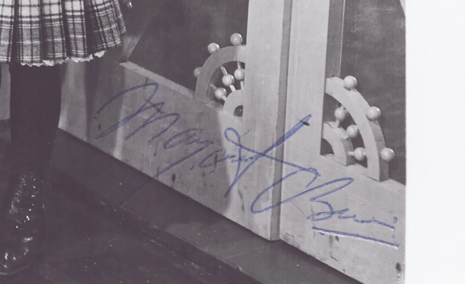 Margaret O'brien — MARGARET O'BRIEN - AUTOGRAPHED SIGNED PHOTOGRAPH, image 2