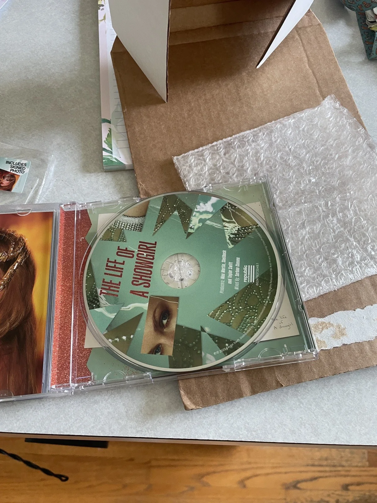 Taylor Swift 'The Life of a Showgirl' Hand Signed CD Photo 1., изображение 2