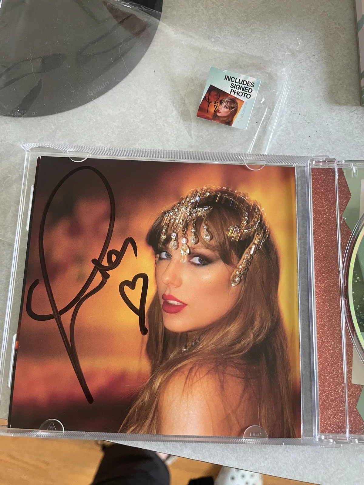 Taylor Swift 'The Life of a Showgirl' Hand Signed CD Photo 1., изображение 5