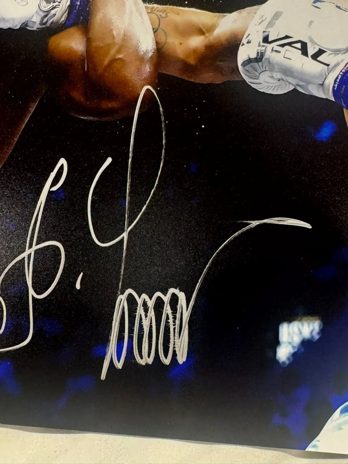 OLEKSANDR USYK SIGNED 11X14 PHOTO HEAVYWEIGHT BOXING CHAMP AUTO BECKETT BAS COA, image 2
