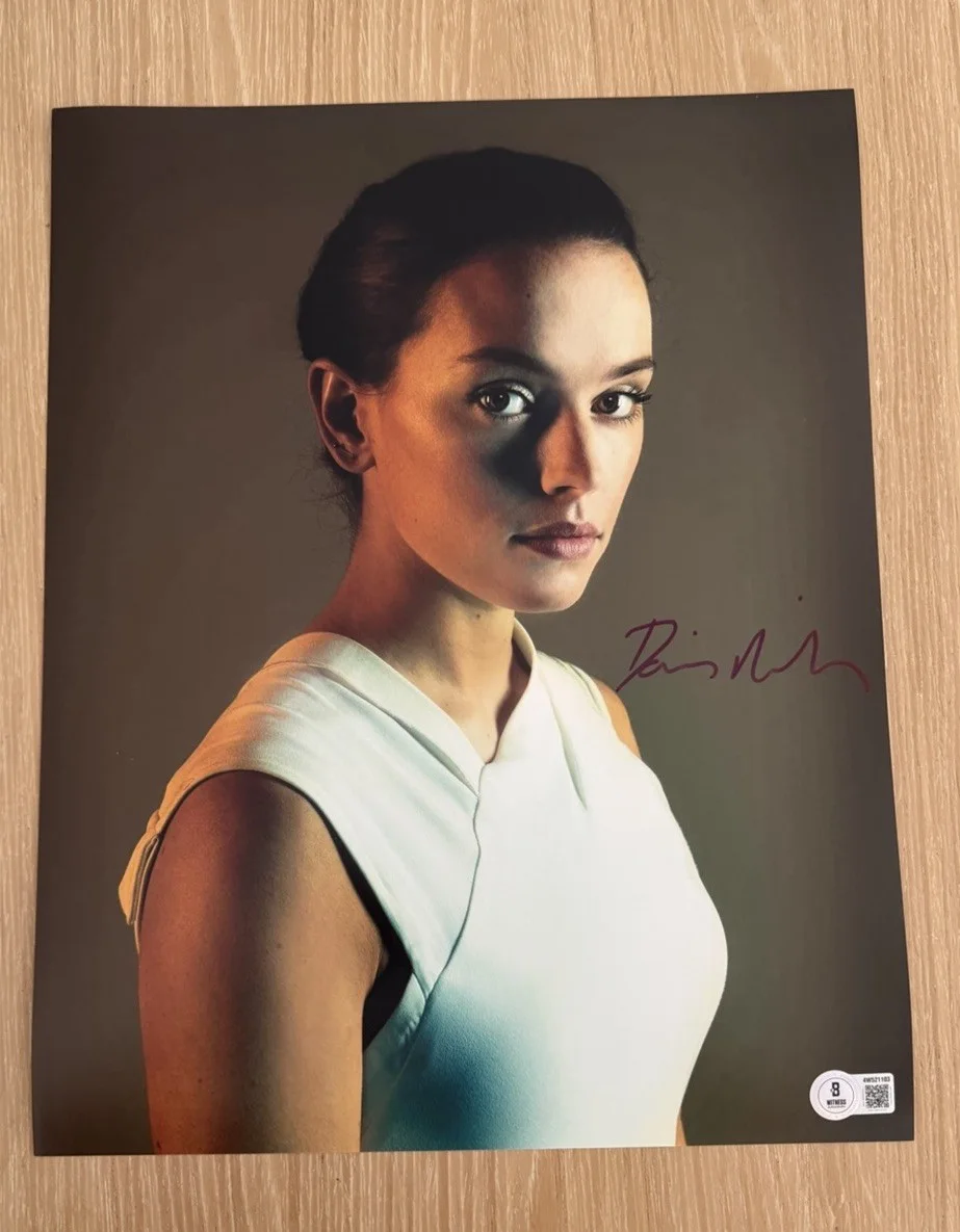 Daisy Ridley — DAISY RIDLEY SIGNED STAR WARS “REY” 11X14 PHOTO BECKETT BAS