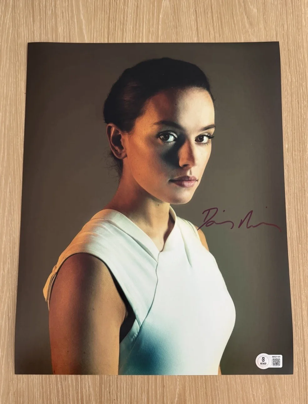 Daisy Ridley — DAISY RIDLEY SIGNED STAR WARS “REY” 11X14 PHOTO BECKETT BAS 2