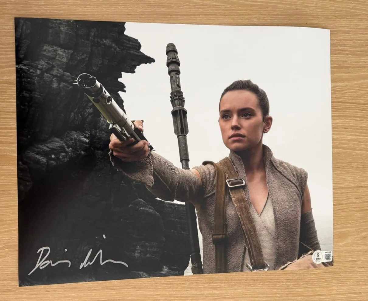 Daisy Ridley — DAISY RIDLEY SIGNED STAR WARS “REY” 11X14 PHOTO BECKETT BAS 3