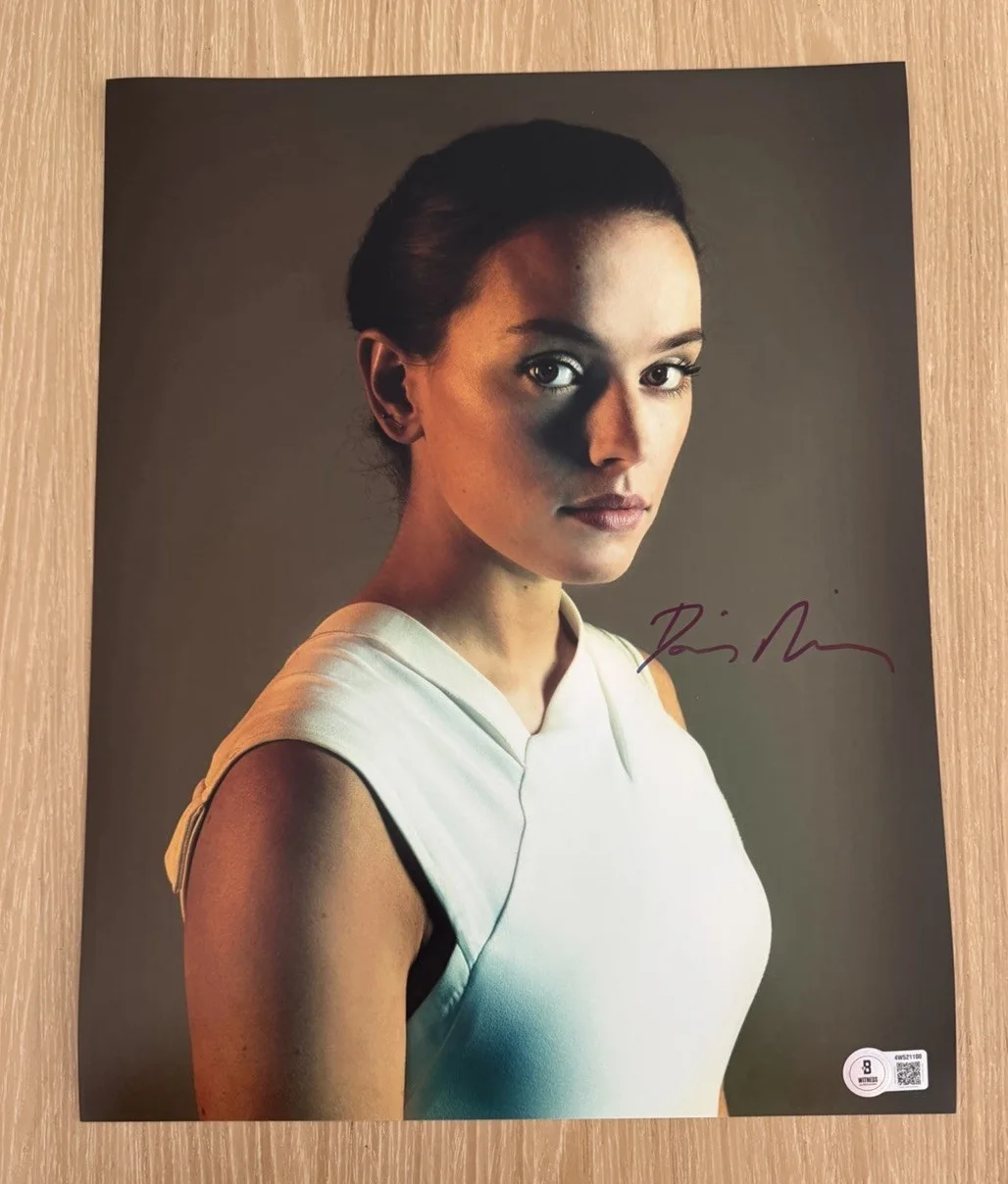 Daisy Ridley — DAISY RIDLEY SIGNED STAR WARS “REY” 11X14 PHOTO BECKETT BAS 3
