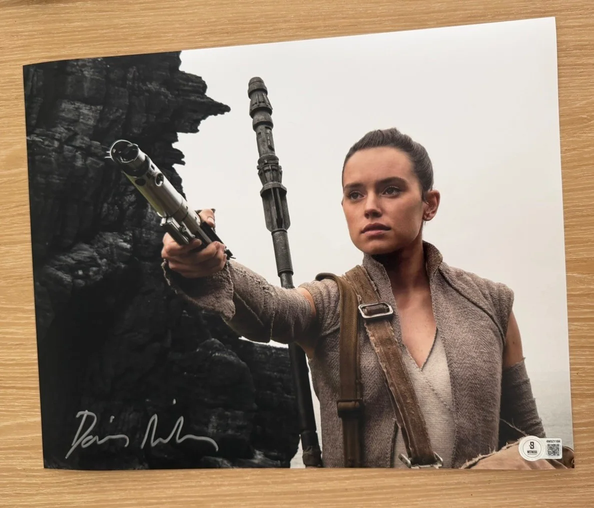 Daisy Ridley — DAISY RIDLEY SIGNED STAR WARS “REY” 11X14 PHOTO BECKETT BAS 2